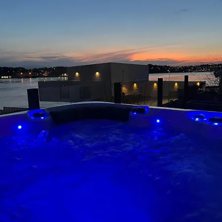Seaside With Outdoor Jacuzzi