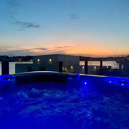 Apartment Seaside With Outdoor Jacuzzi